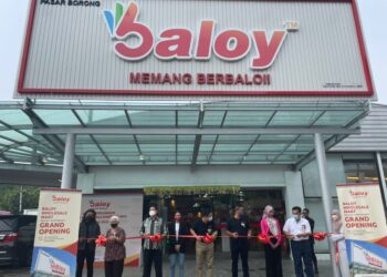 YEN CY (empat dari kanan) memotong reben pada majlis perasmian gudang pertama Baloy di negeri ini di Bukit Senjuang, Melaka. - UTUSAN/DIYANATUL ATIQAH ZAKARYA