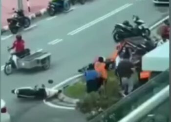 TANGKAP layar video pergaduhan membabitkan keluarga mangsa kemalangan maut antara sebuah kereta dan sebuah motosikal di Tanjung Bungah, Pulau Pinang yang tular di media sosial hari ini.