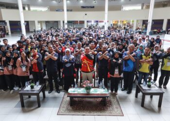 MOHD. Imran Tamrin (barisan hadapan, lapan dari kiri) bersama pelajar UiTM yang hadir pada perasmian program itu di UiTM Puncak Alam, Kuala Selangor, Selangor hari ini. - UTUSAN / AFIQ RAZALI