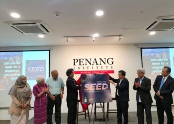 CHOW Kon Yeow (tiga dari kanan) ketika merasmikan Strategi Pembangunan Ekosistem Ekonomi Pulau Pinang (Penang SEED) 2023-2028 di George Town, Pulau Pinang hari ini.