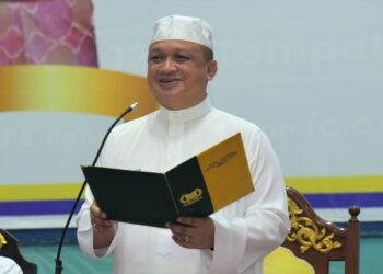 TUANKU Syed Faizuddin Putra Jamalullail berkenan merasmikan kursus perdana haji peringkat negeri ini di Dewan Ilmu Universiti Malaysia Perlis (Unimap) Pauh Putra baru-baru ini.-UTUSAN