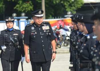 KHAW Kok Chin memeriksa barisan sewaktu mengadakan lawatan kerja ke IPD Timur Laut, George Town, Pulau Pinang hari ini. - Pic: IQBAL HAMDAN