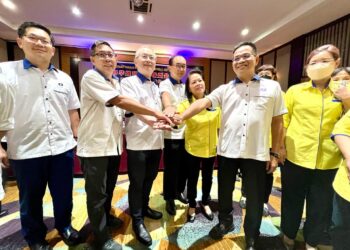 WEE Ka Siong (sepuluh dari kanan) bergambar bersama anggota MCA pada Mesyuarat Tahunan MCA Peringkat Negeri Perlis di Hotel Seri Malaysia, Kangar, Perlis hari ini. - UTUSAN/ ASYRAF MUHAMMAD
