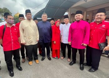 ROZABIL Abd. Rahman (lima dari kanan) bergambar bersama kepemimpinan UMNO negeri selepas Majlis Sentuhan Kasih Ramadan di Pusat Kegiatan Masyarakat Simpang Empat, Kangar, Perlis hari ini. -UTUSAN/ASYRAF MUHAMMAD