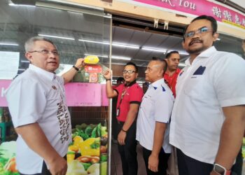 DR. ADHAM BABA  merasmikan Program Inisiatif Pendigitalan Sektor Peruncitan (ReDI) dan Program Jualan Murah Keluarga Malaysia (JMKM) Parlimen Tenggara di Pasaraya Song Mart, Bandar Tenggara.