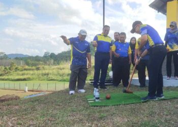 ZALIMAN  Sauli (dua dari kanan) memukul bola woodball di gelanggang baharu di Kampus Alam Pauh Putra di Arau, Perlis semalam. - UTUSAN/SYED AZLAN SAYID HIZAR