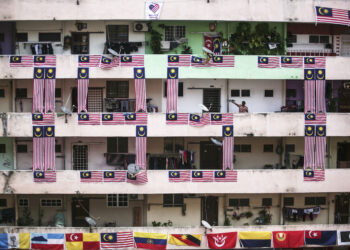 JALUR Gemilang dikibarkan sempena sambutan Ulang Tahun Hari Kemerdekaan Ke-64 dan Hari Malaysia yang akan menjelang tidak lama lagi dekat Pangsapuri Seri Perantau, Selat Klang di Klang, Selangor. - UTUSAN/ZULFADHLI ZAKI MOHAMAD MD. ZIN