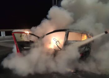 SEBUAH kereta jenis Perodua Axia yang dinaiki empat individu terbakar selepas terlibat dalam kemalangan di Kilometer 3 Jambatan Pulau Pinang berdekatan kawasan perusahaan Perai awal pagi tadi.