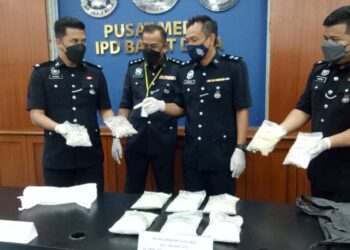 KAMARUL Rizal Jenal (dua dari kanan) menunjukkan dadah jenis heroin yang dirampas dalam dua serbuan di dua lokasi berbeza di Pulau Pinang, Jumaat lalu dalam sidang akhbar hari ini.