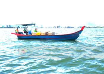 BOT sangkar ikan yang ditahan Maritim Malaysia Pulau Pinang di perairan Batu Maung petang semalam kerana telah tamat tempoh lesen.