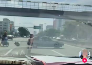 TANGKAP layar video kejadian sebuah kereta jenis Proton Iswara Aeroback yang bertindak merempuh sebuah motosikal dan membuat pusingan U di Jalan Baru, Perai, Pulau Pinang yang tular dalam media sosial hari ini.