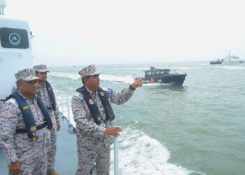 SAIFUL LIZAN Ibrahim ketika melancarkan Op Khas Pagar Laut di perairan Batu Maung, Pulau Pinang hari ini. - Pix: IQBAL HAMDAN