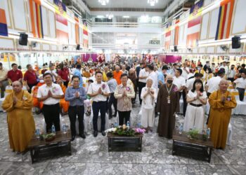CHOW Kon Yeow (tengah) ketika menghadiri pembukaan Penang Wesak Celebration 2023 di Jalan Burma, George Town, Pulau Pinang hari ini.