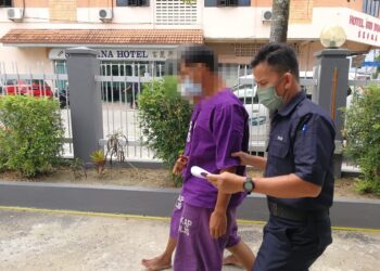 SEORANG lelaki (kiri) yang disyaki membakar  remaja berumur 15 tahun hingga melecur dibawa ke Mahkamah Majistret Kemaman untuk mendapatkan perintah reman, hari ini.
- UTUSAN/NIK NUR IZZATUL HAZWANI NIK ADNAN