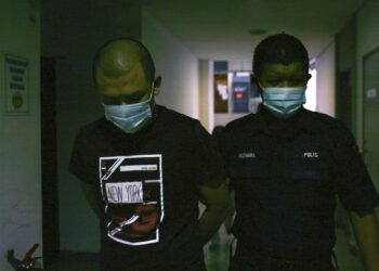 CHENG KUI FAT (kiri) dijatuhi hukuman penjara lima tahun selepas didapati bersalah memiliki dadah ketamin seberat 1,730.6 gram di Mahkamah Tinggi Shah Alam, Selangor hari ini. - UTUSAN / ZULFADHLI ZAKI