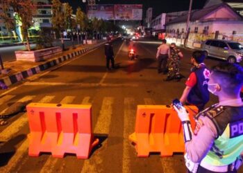 POLIS mengawal lalu lintas di Lhokseumawe, Aceh. - ANTARA