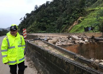 SIK Choon Foo meninjau jalan di Kilometer 92, Jalan Gua Musang-Lojing yang terputus susulan kejadian tanah runtuh dan banjir lumpur. - UTUSAN/ AIMUNI TUAN LAH