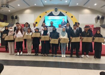 ROSOL Wahid (barisan belakang, lima dari kiri)  bersama sebahagian pelajar yang menerima bantuan dari Food Bank Malaysia di UniSZA, Kuala Nerus, Terengganu, hari ini. - UTUSAN/KAMALIZA KAMARUDDIN