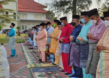 RAJA Perlis, Tuanku Syed Sirajuddin Putra Jamalullail dan Raja Muda Perlis, Tuanku Syed Faizuddin Putra Jamalullail berkenaan berangkat menunaikan solat Aidilfitri bersama-sama rakyat jelata di dataran istiadat, pekarangan Istana Arau, Perlis hari ini.- UTUSAN