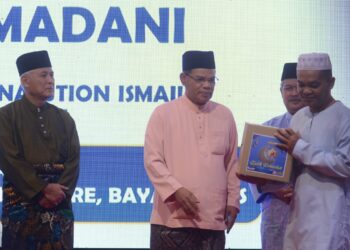 SAIFUDDIN NASUTION Ismail dan Acryl Sani Abdullah Sani pada majlis Penerapan Nilai-Nilai Murni dan Iftar KDN Madani di Bayan Baru, Pulau Pinang hari ini. - Pic: IQBAL HAMDAN