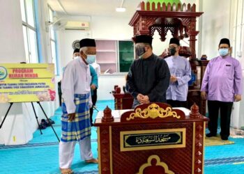 TUANKU SYED FAIZUDDIN PUTRA JAMALULLAIL (tengah) selepas berkenan
menyerahkan sumbangan zakat MAIPs sempena program Hijrah Minda MAIPs di Masjid As Saadah, Santan Baroh di Kangar, Perlis hari ini.- UTUSAN