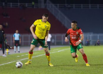 JOSE Elmer Porteria (kanan) mengawal pergerakan pemain Kedah pada aksi Liga Super di Stadium Sultan Muhammad IV, Kota Bharu, Kelantan-UTUSAN/KAMARUL BISMI KAMARUZAMAN