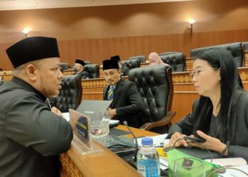 FAKHRUL Anwar Ismail (kiri) berbual bersama Gan Ay Ling (kanan) sewaktu sesi rehat Persidangan Dewan Undangan Negeri (DUN) Perlis, hari ini. -UTUSAN/ASYRAF MUHAMMAD
