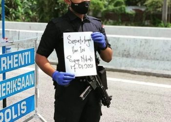 AHMAD Zaim Nasreen memegang kertas dengan tertera perkataan ‘Sepatutnya hari ini saya nikah 17.01.2021’ ketika bertugas di SJR dekat Brickfields Kuala Lumpur semalam.