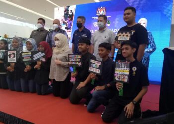 RINA Harun bersama sekumpulan kanak-kanak selepas pelancaran Kempen Banteras Jenayah Seksual Dalam Talian Terhadap Kanak-kanak di Putrajaya. - UTUSAN/AMREE AHMAD