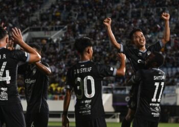 PEMAIN Terengganu FC, Mohd. Faiz Mohd. Nasir (kanan) meraikan jaringannya bersama rakan sepasukan ketika menentang Kuching City dalam aksi suku akhir Piala FA. - UTUSAN/PUQTRA HAIRRY ROSLI