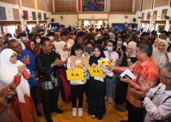 AYUB Ahmad (tiga dari kiri) meraikan calon-calon SPM yang memperolehi keputusan SPM di SMK Kuala Perlis hari ini.- UTUSAN/IZLIZAN OTHMAN