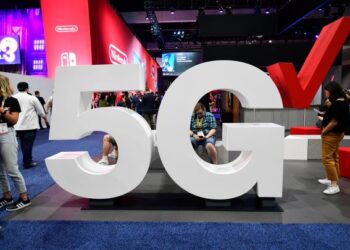 TAWARAN tersebut melibatkan pakej telefon pintar 5G pelan data di bawah jenama Samsung A14 5G dan Honor 90 Lite 5G.