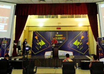 DR. HENDRIK Lamsali berucap dalam sesi pengumuman keputusan Pilihan Raya Kampus UUM di Dewan Serbaguna, Pusat Penginapan Pelajar (SAC) di Sintok, Kedah. – UTUSAN/Abdul Halim Husain