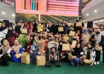 SERAMAI 50 orang anak asnaf dan anak yatim dari Pusat Jagaan Anak Yatim/ Saudara Baru An-Najjah dan Pertubuhan Kebajikan Asnaf An-Naafi Kuala Lumpur bergambar kenangan selepas membeli-belah pakaian dan kelengkapan Hari Raya Aidilfitri di pusat beli-belah di  Wangsa Maju sebelum diraikan di majlis berbuka puasa.