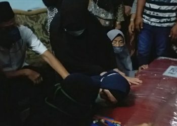 KETIBAAN jenazah Putri Wahyuni di kediamannya di Pekanbaru, Riau ditangisi keluarga terutama ibu dan bapanya. - AGENSI