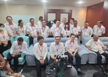 ANTHONY LOKE Siew Fook serta pemimpin-pemimpin DAP lain dalam sidang akhbar selepas merasmikan Konvensyen Tahunan Negeri DAP Pulau Pinang 2023 di Butterworth, Pulau Pinang hari ini.