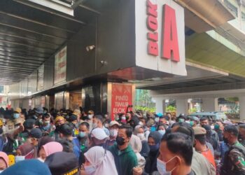 ORANG ramai bersesak di Pasar Tanah Abang bagi membeli keperluan Aidilfitri di Jakarta, Indonesia. - AGENSI
