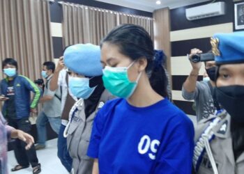 SUSPEK wanita yang menghantar sate beracun kepada seorang lelaki ditahan polis di Bantul, Indonesia. - AGENSI