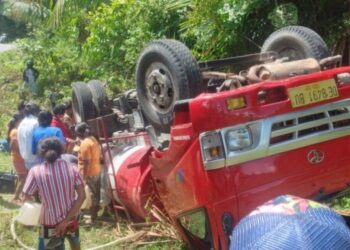 GOLONGAN wanita tidak melepaskan peluang mengambil minyak tanah yang tumpah di Seram Barat.-AGENSI