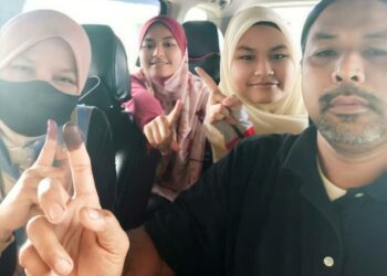 ALIZAH Muda (kiri) bersama suami dan anak yang mengundi di parlimen  berasingan pada PRU15 di Terengganu dan Kelantan,  hari ini.