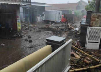 KEADAAN selepas banjir kilat melanda Kota Batu, Jawa Timur, semalam.-KOMPAS.COM