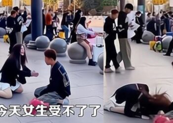 TANGKAP layar video yang menunjukkan seorang wanita bersujud di depan lelaki yang menagih cintanya di Hefei, China. - AGENSI