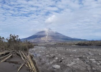 KEADAAN Gunung Berapi Semeru yang mengeluarkan asap putih di Lumajang, Indonesia. - AGENSI