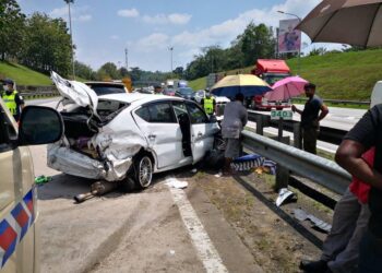 KEADAAN kereta Nissan Almera yang terlibat kemalangan di Kilometer 340.2, Lebuh Raya Utara-Selatan arah selatan dekat Tapah, hari ini. - UTUSAN/IHSAN PDRM