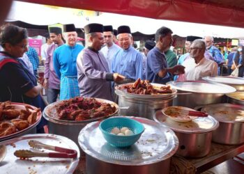 BAZAR Ramadan Liga Muslim di Lebuh Queen, George Town, Pulau Pinang menawarkan pelbagai menu popular seperti nasi kandar, nasi beriyani dan lain-lain sepanjang bulan Ramadan ini.