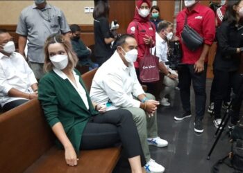 NIA RAMADHANI dan suami semasa mendengar keputusan hakim di Pengadilan Negeri Jakarta Pusat, Isnin lalu.-AGENSI