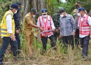 BUDI Karya Sumadi (tengah) dan Isran Noor (kiri) melakukan tinjauan di lokasi pembinaan Lapangan Terbang VVIP di Sepaku.-AGENSI