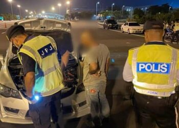 SEORANG anggota JPJ memeriksa sebuah kenderaan dalam operasi penguatkuasaan di Batu Kawan, Pulau Pinang kelmarin.