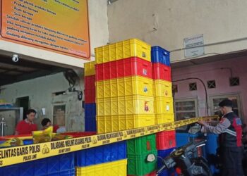 POLIS menyita sebuah gudang minyak masak di Depok, Jawa Barat. - AGENSI