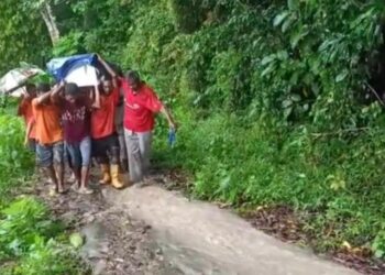 PENDUDUK kampung Wailamung terpaksa mengusung jenazah sejauh tujuh kilometer disebabkan ketiadaan jalan raya yang menghubungkan ke kampung lain.-MEDIA SOSIAL